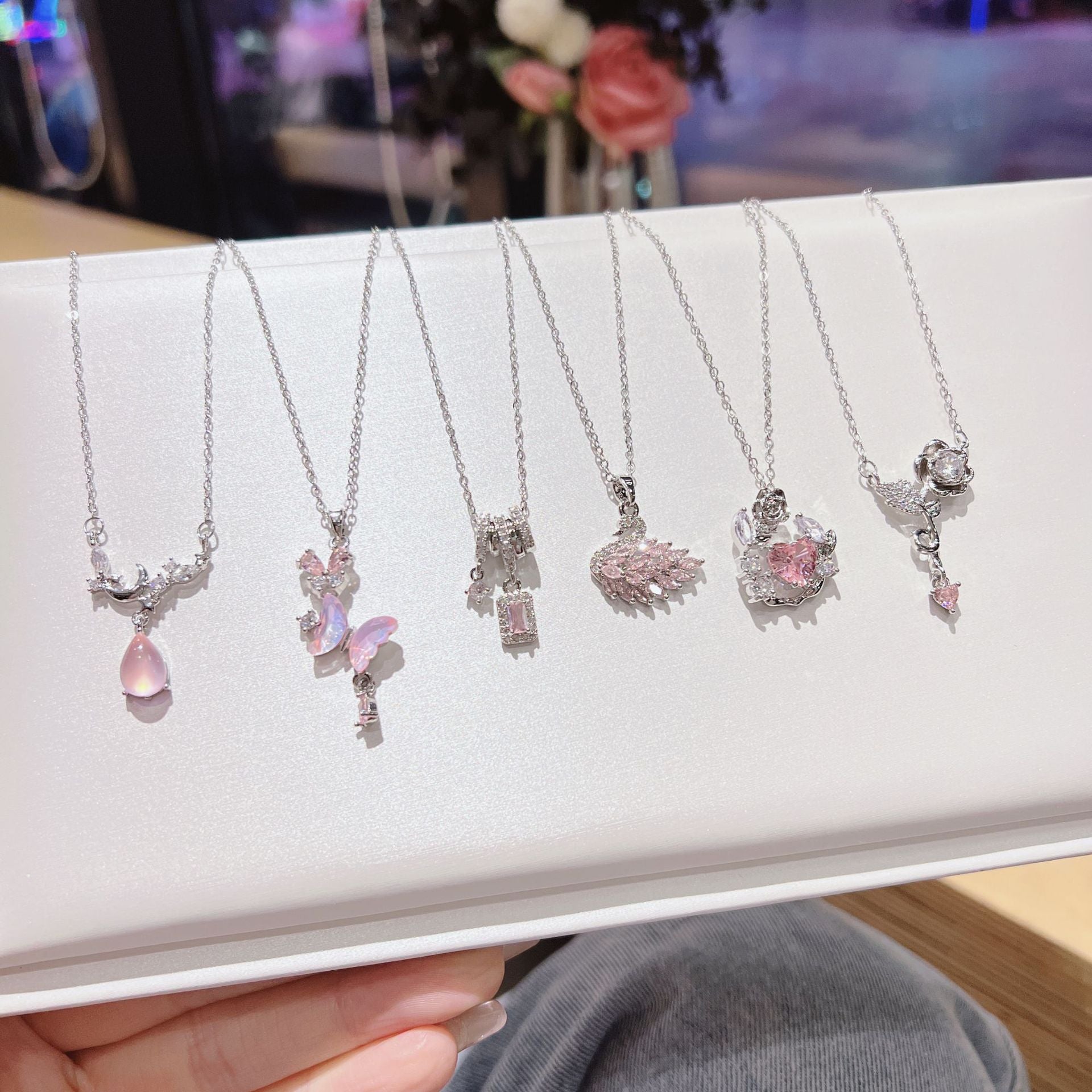Light Luxury Heart-Shaped Pink Zirconium Necklace for Women, Ins Style, Minimalist Fashion, Versatile Niche Design Clavicle Chain
