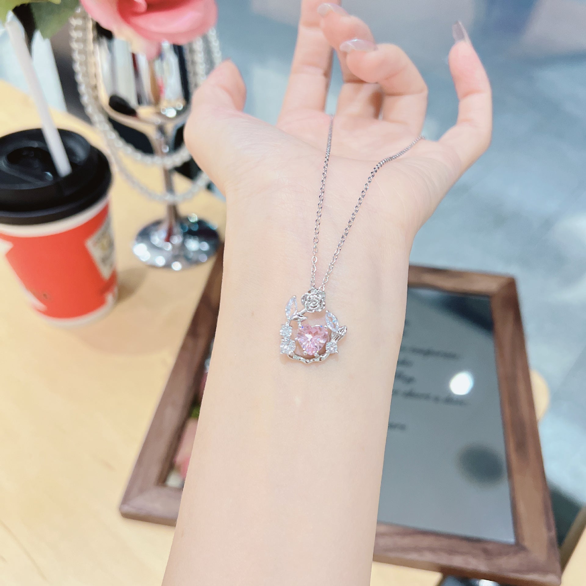 Light Luxury Heart-Shaped Pink Zirconium Necklace for Women, Ins Style, Minimalist Fashion, Versatile Niche Design Clavicle Chain